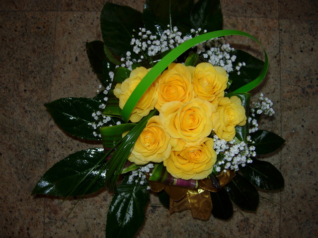 Clic pentru a vedea imaginea mărită Galetuta cu trandafiri