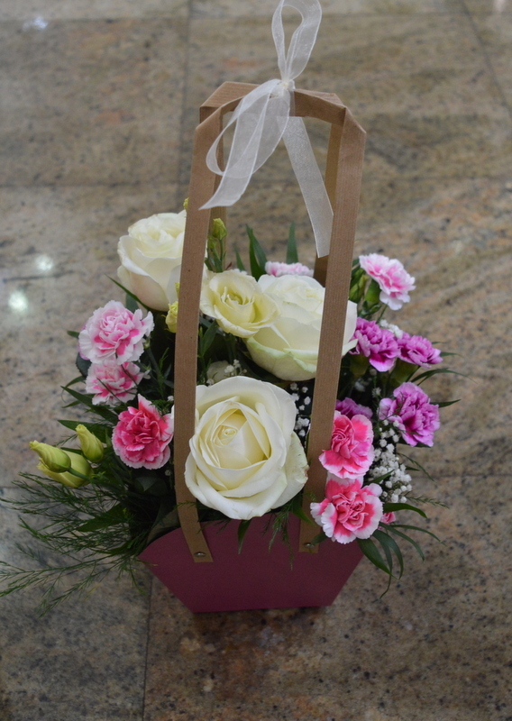 Clic pentru a vedea imaginea mărită Plasuta cu trandafiri si alte flori