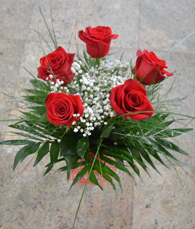Clic pentru a vedea imaginea mărită Buchet rotund  din trandafiri rosii