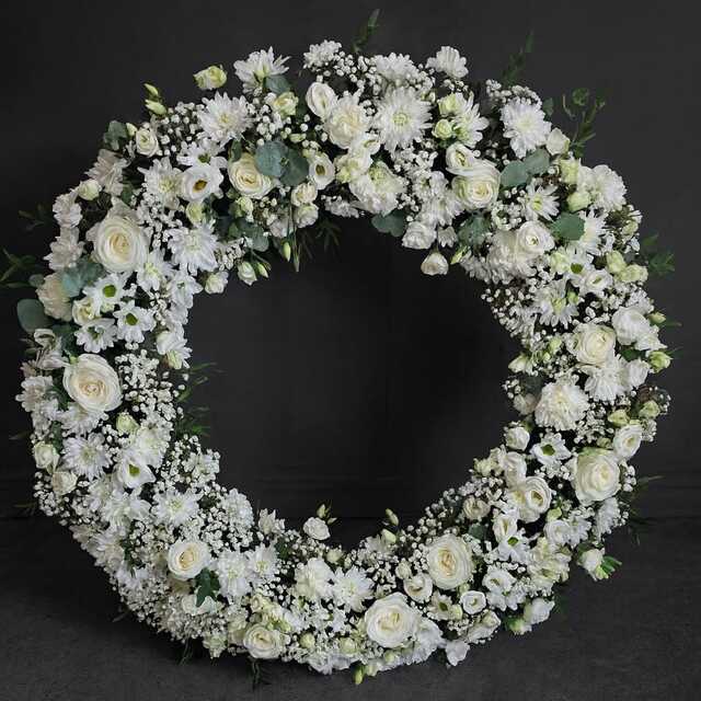 Clic pentru a vedea imaginea mărită Coroana rotunda cu flori albe naturale in burete floral