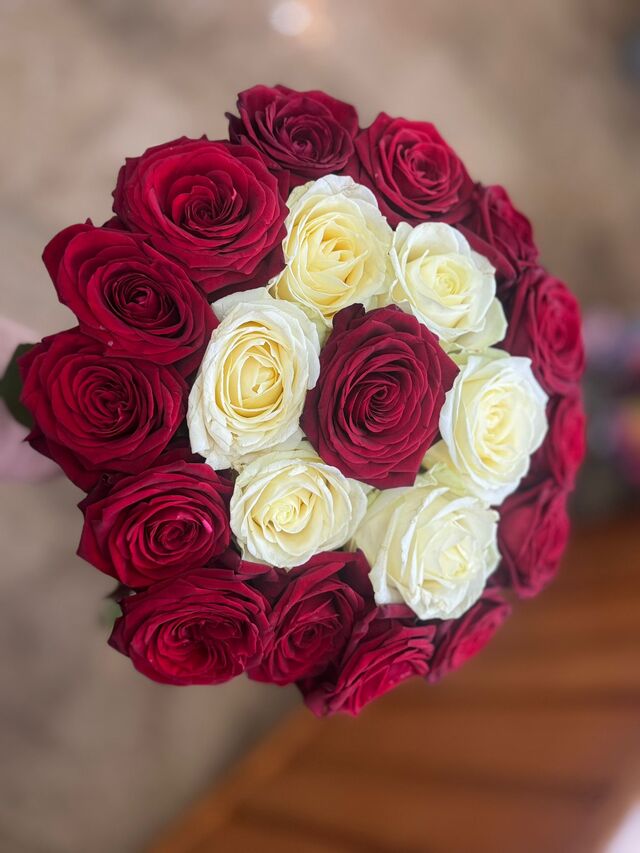 Clic pentru a vedea imaginea mărită Buchet 21 trandafiri rosu-alb