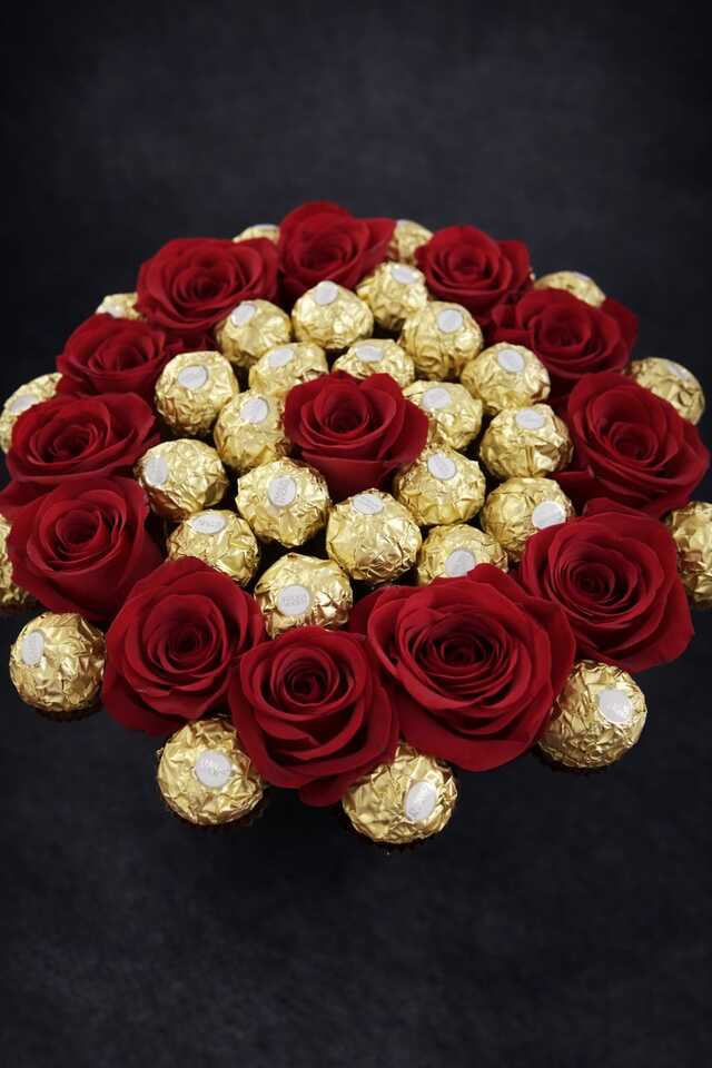 Clic pentru a vedea imaginea mărită Aranjament trandafiri si ferrero