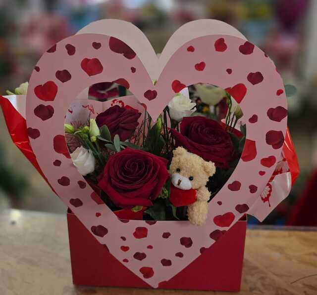 Clic pentru a vedea imaginea mărită Cutie cu trandafiri