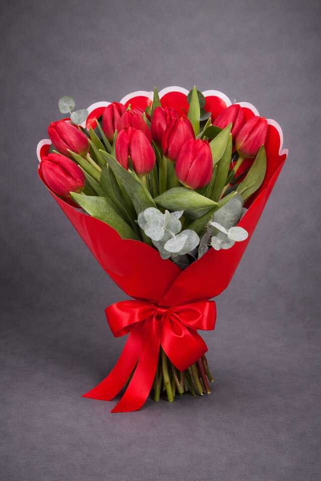 Clic pentru a vedea imaginea mărită Buchet lalele rosii